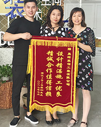 與濱江三號業主合影